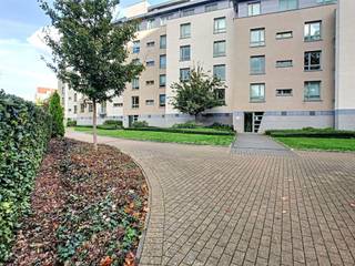 <strong>WOLUWE-SAINT-PIERRE, near Place Sainte-Alix and the Forêt de Soignes, opposite Sportcity. Beautiful 2-bedroom flat in a leafy area offering a living area of ±120m²:</strong><br /><br /><strong><span>On the 3rd floor</span> :</strong><br />
<ul>
<li>Entrance hall of ±12m² with built-in cupboards and separate toilet</li>
<li>Living room of ±33m²</li>
<li>Fully equipped kitchen of ±11m² (oven, hob, extractor hood, fridge-freezer, microwave, dishwasher) opening onto a south-east facing terrace of ±10m²</li>
<li>Laundry room (equipped with a washing machine and tumble dryer)</li>
<li>Bedroom 1 of ±17m² with en-suite bathroom (bath/shower, double washbasin, WC)</li>
<li>Bedroom 2 of ±12m² with fitted wardrobes + en-suite shower room (shower, washbasin)</li>
</ul>
<strong><span>In the basement</span> :</strong><br />
<ul>
<li>Cellar no. 9</li>
<li>Mandatory indoor parking space no. 21 for 100€/month</li>
</ul>
<span>Service charge provision</span> : €180/month (communal areas, hot/cold water, heating)<br /><br />Available from 01/07/2026 !<br /><br />Energy performance rating: C+