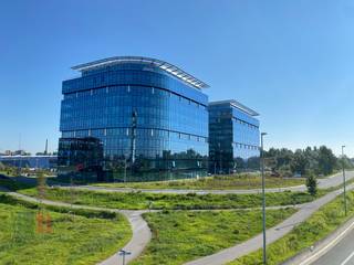 Phenomenally located office of 625 m² on the second floor for rent in the prestigious ‘Blue Towers’ office building in Ghent. This unique building enjoys a strategic location close to the R4 and the cloverleaf motorway, guaranteeing excellent accessibility. <br /><br />The ready-to-use offices have a functional layout and are state-of-the-art. Thanks to the large windows, the space is bathed in natural light, which not only creates a pleasant working atmosphere but also offers impressive views of the surrounding water. The prestigious ‘Blue Towers’ office building exudes class and professionalism and boasts BREEAM Excellent certification, a recognition of sustainability and energy efficiency.<br />Besides the comfort of the workspace, the parking ratio is also a big plus.<br /><br />This location is a godsend for companies that value accessibility, appearance and a professional environment. Do not hesitate to contact PANORAMA B2B GENT KANTOREN for additional technical details, detailed plans or a no-obligation site visit via 09 225 09 02.