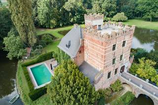 Welkom bij het prachtige Kasteel van Wijer, gelegen op de grens van Stevoort en Wijer, omringd door 2,6 hectare aan natuur. Dit kasteel heeft...