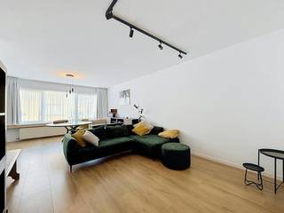 Op zoek naar een stijlvol en instapklaar appartement te huur in Merksem? Dit lichtrijke, vernieuwde pand combineert hedendaags comfort met een gunstig EPC B-label en een centrale ligging. Dankzij de nabijheid van winkels, openbaar vervoer en invalswegen geniet je hier dagelijks van optimaal wooncomfort.<br /><br />Indeling van het appartement eerste verdieping:<br />Inkomhal: Verwelkomende ruimte voorzien van een praktische ingemaakte kast.<br />Leefruimte: Royale, lichtrijke woonkamer met veel ruimte voor een zit- en eethoek.<br />Keuken: Volledig geïnstalleerd met kwalitatieve toestellen waaronder een vaatwasser, kookvuur, spoelbak, combi-microgolfoven, ijskast en vriezer.<br />Slaapkamer 1 (13m²): Ruime en rustige hoofdslaapkamer.<br />Slaapkamer 2 (9m²): wordt momenteel gebruikt als bureau en heeft toegang tot het terras.<br />Bureau: Veelzijdige open ruimte, ideaal als thuiskantoor of dressing.<br />Badkamer: Nette badkamer met handige aansluiting voor een wasmachine en droogkast.<br /><br />Bijzonderheden:<br /><br />-Energiezuinig: Gunstig EPC B-label<br />-Parkeren: Inclusief autostaanplaats in ondergrondse garage<br />-Opbergruimte: Extra privéberging inbegrepen<br />-Afwerking: Volledig vernieuwd en instapklaar<br />-Beschikbaar per 01/11/2026<br />-Vaste kosten bedragen 125 euro/maand inclusief voorschot water
