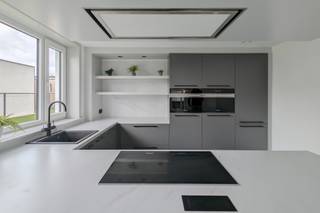 Dit ruim, luxueus afgewerkte appartement is gerenoveerd met oog voor detail, waarbij telkens een stap verder is gezet dan “de standaard”.Dankzij de...