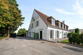 Deze stijlvolle en volledig gerenoveerde villa is gelegen op een royaal perceel met straatbreedte van +- 41m en een oppervlakte van 3.299m2.De villa...