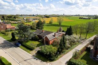 Op een toplocatie in Putte bevindt zich deze charmante, landelijke woning met 3 à 4 slaapkamers, een dubbele garage en extra bergruimte, gelegen op een prachtig perceel van maar liefst 1.998 m². Dankzij de gunstige ligging geniet u van een vlotte bereikbaarheid via belangrijke invalswegen, terwijl het centrum met winkels, scholen en openbaar vervoer zich op fietsafstand bevindt.<br /><br />Via de ruime inkomhal met vestiaire betreden we de volledig gelijkvloerse woning. De lichtrijke leefruimte wordt gekenmerkt door grote raampartijen die een mooi uitzicht bieden op de tuin en de omliggende weilanden. Hier is voldoende plaats voor een gezellige zithoek en een aparte eetruimte. Aansluitend bevindt zich de volledig uitgeruste keuken, voorzien van de nodige toestellen en met toegang tot de veranda.<br />Verder treffen we een praktische hal met berging en een apart gastentoilet. De nachthal leidt naar drie volwaardige slaapkamers en een extra kamer die perfect kan dienen als bureau of kinderkamer. Daarnaast is er een badkamer en bijkomende bergruimte aanwezig. De woning beschikt bovendien over een inpandige garage en een extra buitenberging/garage.<br /><br />Een grote troef is de zeer ruime opbergzolder. Het prachtig aangelegde perceel met royale tuin vormt een oase van rust en privacy, ideaal om volop te genieten van de groene omgeving en het buitenleven. Het terras zorgt voor extra comfort en de volledig omheinde tuin maakt het geheel compleet.<br /><br />Dit is een uitstekende opportuniteit als u op zoek bent naar een woning gelegen op een uniek perceel van 1998 m². Contacteer ons voor meer informatie op 0475 47 59 76 of via info@boonstravastgoed.be<br /><br />Bijzonderheden:<br />- 3 tot 4 slaapkamers<br />- Veranda, terras en tuin<br />- Ruim perceel van 1998 m²