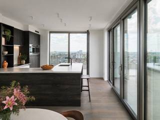 <strong>Penthouse met twee volwaardige slaapkamers en een uitzonderlijk terras met panoramisch zicht over Gent en zijn torens.</strong><br /><br />Dit penthouse van ca. 147 m² bevindt zich op de 15de en 16de verdieping van een recente residentie (BJ 2021). Het indrukwekkende terras van ongeveer 40 m² vormt een echte blikvanger en biedt een prachtig uitzicht over de stad.<br /><br /><u>Indeling:</u><br />Op de duplexverdieping (16de verdieping) bevindt zich de open leefkeuken met eetplaats. De keuken is volledig uitgerust met kwalitatieve huishoudtoestellen. Dankzij de grote raampartijen geniet deze ruimte van veel natuurlijk licht en is er directe toegang tot het ruime, zonnige terras met een prachtig uitzicht over de skyline van Gent. Op deze verdieping is er ook een eerste praktische berging.<br /><br />Een verdieping lager bevindt zich de lichtrijke en ruime leefruimte. Aansluitend zijn er twee volwaardige slaapkamers met elk hun eigen sanitaire voorzieningen. Eén daarvan is een badkamer, voorzien van dubbele wastafel en bad, en de andere een douchekamer. Op de hal is er een apart toilet en een tweede praktische berging. <br /><br />Dankzij de overvloedige lichtinval en de vloerverwarming op het stadsnet geniet u hier van optimaal wooncomfort. Bovendien beschikt het penthouse over private zonnepanelen.<br /><br /><strong>Extra troef: deze aankoop valt onder het stelsel van de registratierechten!</strong><br />In de residentie bestaat bovendien de mogelijkheid om een privatieve kelderberging en een ondergrondse autostaanplaats aan te kopen. Deze aankopen zijn wel onderworpen aan het btw-stelsel. <br /><br />De residentie maakt deel uit van de herontwikkeling van de Oude Dokken aan het Stapelplein, een bruisende stadswijk met wandelpromenades, parken, gezellige horecazaken en een eigentijdse stedelijke uitstraling.<br /><br /><strong>Kortom, een instapklaar penthouse met een indrukwekkend terras en een ongeëvenaard uitzicht over de Gentse skyline.</strong>