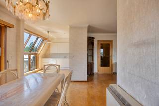 Ce penthouse exceptionnellement spacieux d'une surface de plancher brute d'environ 130 m² est situé au troisième et dernier étage d'un immeuble bien entretenu (BJ 1991) le long de la Brusselsesteenweg. Grâce à son emplacement en angle, l'appartement bénéficie d'une excellente luminosité et d'une orientation ensoleillée tout au long de la journée, ce qui garantit une sensation de vie agréable et ouverte.L'espace de vie offre un espace exceptionnel et est entouré de grandes fenêtres qui laissent entrer une abondance de lumière naturelle. La salle à manger et la cuisine sont attenantes, avec un accès direct aux terrasses qui, ensemble, représentent 14 m² d'espace extérieur. Vous pourrez y profiter du soleil du matin au soir.L'appartement dispose de trois chambres complètes, d'une salle de bain avec baignoire et douche, d'un débarras séparé et de deux toilettes. L'aménagement constitue une excellente base pour ceux qui recherchent un appartement spacieux pouvant être rafraîchi à leur goût.L'EPC est de 441 kWh/m² (label E), le label le plus élevé étant principalement dû à un chauffage électrique obsolète. L'installation électrique n'est pas conforme à la réglementation en vigueur.Un box de garage fermé séparé doit être acheté au prix de 25 000€.Une opportunité unique pour ceux qui recherchent un penthouse lumineux et exceptionnellement spacieux avec des terrasses ensoleillées et de nombreuses options pour en faire une maison contemporaine.Ce bien est soumis à l'obligation de rénovation imposée par le gouvernement flamand pour les bâtiments résidentiels (sauf en cas de démolition dans les 5 ans suivant l'achat). Pour plus d'informations, veuillez consulter le site web de l'Agence flamande de l'Énergie et du Climat via https://www.vlaanderen.be/een-woning-kopen/renovatieverplichting-voor-residentiele-gebouwenRegistre des mesures: non