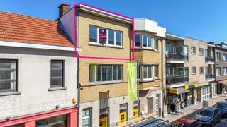 Bij ImmoFusion 7/7 “open huis” : klik op onze 3D-TOUR.<br />Ervaar vastgoed alsof u er zelf doorloopt!<br /><br />Bent u op zoek naar een instapklaar appartement met twee slaapkamers, een gunstig EPC-label en een conforme elektrische installatie? Dan is dit appartement op de tweede verdieping wellicht precies wat u zoekt. Dankzij de praktische indeling, de aangename leefruimtes en de centrale ligging combineert deze woonst comfort met een zorgeloze woonervaring.<br /><br />Bij het betreden van het appartement komt u terecht in de inkomhal die toegang biedt tot de verschillende ruimtes van het appartement. Vanuit de hal bereikt u de lichtrijke leefruimte waar wonen en eten naadloos in elkaar overvloeien. De grote raampartijen zorgen voor een aangename natuurlijke lichtinval en creëren een warme, uitnodigende sfeer.<br /><br /><br /><br />Dankzij het gunstige EPC-label C geniet u van een energiezuiniger appartement, terwijl de conforme elektrische keuring bijkomende zekerheid biedt voor de toekomstige eigenaar.<br /><br />Pluspunten:<br />- Appartement op de tweede verdieping<br />- 2 volwaardige slaapkamers<br />- Lichtrijke leefruimte<br />- Praktische indeling<br />- EPC-label C<br />- Conforme elektrische installatie<br />- Instapklaar<br />- Centrale ligging<br />- Ideaal voor eigen bewoning of investering<br /><br />Maatregelen opgenomen in het Maatregelenregister: nee<br /><br />Voor een bezichtiging ter plaatse of meer info, bel ons op 078/78.78.70, of kom gewoon binnen op ons kantoor, steeds welkom!