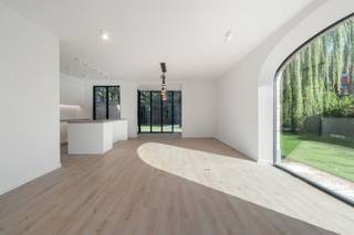 <p><span>Op een rustige en goed bereikbare locatie bevindt zich deze moderne nieuwbouwwoning met vier slaapkamers. De woning combineert een aangename, praktische indeling met een hoogwaardige afwerking en een energiezuinige technische uitrusting.</span></p><p><span>Via de ruime inkomhal met gastentoilet komt u in de leefruimte, met een totaal van 4,45m². Dankzij de grote raampartijen geniet deze ruimte van veel natuurlijk licht en een mooi zicht op de tuin. De leefruimte sluit rechtstreeks aan op de volledig ingerichte keuken met centraal eiland. Deze is uitgerust met een inductiekookplaat met geïntegreerde afzuiging, vaatwasser, koelkast en ruime opbergmogelijkheden.<br /> Aansluitend bevindt zich een praktische berging met aansluitingen voor wasmachine en droogkast. </span></p><p><span>Op de eerste verdieping bevinden zich drie ruime slaapkamers, telkens tussen de 10m² en 16m² groot. De badkamer beschikt over een ligbad en dubbele wastafel. Daarnaast is er een afzonderlijke douchekamer, wat extra comfort biedt voor een gezin. Alle slaapkamers zijn uitgerust met individuele airconditioning.</span></p><p><span>De tweede verdieping omvat een polyvalente ruimte van 13.93m² en een aparte technische ruimte. Deze extra verdieping biedt bovendien mogelijkheden voor wie nood heeft aan een afzonderlijke werk-, hobby- of bergruimte.</span></p><p><span>Ook op technisch vlak heeft deze woning heel wat te bieden. Vloerverwarming via een warmtepomp, zonnepanelen, een ventilatiesysteem en een waterontharder zorgen voor een aangenaam en energiezuinig wooncomfort. Bovendien is de woning volledig vrij van gas.</span></p><p><span>Troeven</span></p><ul><li><span>Drie volwaardige slaapkamers</span></li><li><span>Airconditioning in alle slaapkamers</span></li><li><span>Vloerverwarming via warmtepomp</span></li><li><span>Zonnepanelen</span></li><li><span>Ventilatiesysteem</span></li><li><span>Volledig ingerichte keuken met eiland</span></li><li><span>Waterontharder</span></li><li><span>Energiezuinige nieuwbouwwoning</span></li><li><span>Rustige ligging met vlotte bereikbaarheid</span></li></ul><p><span>Een moderne en instapklare woning die ruimte, comfort en energiezuinig wonen op een mooie manier combineert.</span></p><p><span>Wenst u deze woning zelf te ontdekken? Neem gerust contact met ons op om een bezoek in te plannen.</span></p>
