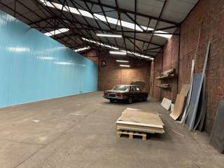 <span>Magazijn van 246 m2, gemakkelijk bereikbaar regio Kasterlee (Lichtaart), met elektrische sectinaalpoort en parking is voorzien.<br />Mag als 'bedrijvigheid' verhuurd worden of gewoon als 'opslag'.</span>