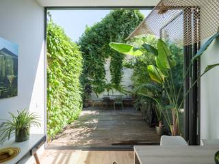 <strong>Opportuniteit - omgeving Visserij. Instapklare en unieke burgerwoning met split-levels, 3slpk’s + bureauruimte en aangename stadstuin op een zeer gegeerde locatie te Gent.</strong><br /><br /><u>*Bezoekmoment: zaterdag 27/06/2026 – De prijs is een instelprijs en er word verkocht onder gesloten enveloppe.</u><br /><br /><em>Voor meer informatie en voorwaarden of om een bezoek vast te leggen mail naar info@carloeggermont.be</em><br /><br />Op wandelafstand van de <strong>Visserij</strong>, <strong>Portus Ganda </strong>en het <strong>centrum</strong> van <strong>Gent</strong> vinden we deze <strong>ruime</strong> en <strong>instapklare</strong> <strong>woning</strong> met een <strong>aangename</strong> <strong>stadstuin</strong>.<br /><br />Het pand werd gedurende de jaren niet enkel <strong>estethisch en ruimtelijk</strong> <strong>gerenoveerd</strong> maar ook met aandacht naar <strong>energiezuinigheid</strong> (<strong>isolatie</strong> <strong>gevels</strong>, <strong>isolatie</strong> <strong>dak</strong>, <strong>zonnepanelen</strong>…) wat zorgt voor een <strong>zeer goede EPC score – 136</strong>!<br /><br />We betreden de woning langs de <strong>inkomhal</strong> die aan de voorzijde plaats biedt aan een <strong>afzonderlijke bureauruimte</strong> (combinatie woon/werk). Verder vinden we op de hal nog het <strong>gastentoilet</strong>.<br />Vervolgens betreden we een bijzonder spel van <strong>lichtinval</strong>, <strong>split-levels</strong> en <strong>unieke</strong> <strong>ruimtelijkheden</strong>. Op dit niveau vinden we de <strong>leefruimte</strong> met zicht op de <strong>eetplaats</strong> en de tuin. Aanpalend vinden we de <strong>eetplaats</strong> die dankzij de <strong>volledig opengaande vouwramen </strong>zorgen voor een waar <strong>binnen-buitengevoel</strong> met ‘<strong>urban jungle’</strong>.<br />Een half niveau lager vinden we de keuken met keukeneiland en extra bergruimte.<br /><br />Op de <strong>eerste verdieping</strong> vinden we de ruime <strong>badkamer</strong> die voorzien is van een <strong>inloopdouche</strong>, <strong>wastafel</strong>, <strong>vrijstaand</strong> <strong>ligbad</strong> en <strong>tweede</strong> <strong>toilet</strong>.<br /><br />Weer een <strong>half niveau hoger</strong> vinden we de <strong>hoofdslaapkamer</strong> voorzien van <strong>dressingkasten</strong> en deze kamer geniet van een <strong>bijzondere lichtinval</strong> dankzij het grote raam en de <strong>connectie</strong> met <strong>dubbele hoogte</strong> van de leefruimte.<br /><br /><strong>Een verdiep hoger</strong> vinden we nog <strong>2 extra slaapkamers</strong> waarvan 1 voorzien is van een op maat gemaakt opvouwbed.<br /><br /><strong><span>Kortom, een opportuniteit voor wie op zoek is naar een architecturale, instapklare woning op een toplocatie nabij de Visserij. Ideaal voor jonge gezinnen, young professionals, ouders van studerende kinderen…</span></strong>