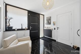 Op zoek naar een instapklare, energiezuinige woning op een toplocatie? Deze volledig gerenoveerde bel-etagewoning in het centrum combineert hedendaags wooncomfort met een gunstig EPC-label B. Winkels, scholen, openbaar vervoer en alle dagelijkse voorzieningen bevinden zich op wandelafstand.<br />De woning werd in 2023 volledig gerenoveerd. Zo werden onder meer de elektriciteit vernieuwd, nieuwe vloeren geplaatst, een moderne keuken en stijlvolle badkamer geïnstalleerd en een nieuwe condenserende gasketel voorzien. U geniet dus van een zorgeloze, instapklare woning met een laag energieverbruik.<br /><br />Indeling<br />Op het gelijkvloers vindt u een ruime inkomhal met gastentoilet en toegang tot de inpandige garage.<br />De eerste verdieping beschikt over een lichtrijke leefruimte met grote raampartijen, een gezellige eetruimte en een volledig uitgeruste keuken.<br />Op de tweede verdieping bevinden zich drie volwaardige slaapkamers en een moderne badkamer met inloopdouche.<br />De ruime zolder biedt extra opbergruimte.<br /><br />Buiten geniet u van een gezellige, privatieve tuin waar u in alle rust kunt ontspannen.<br /><br />Troeven:<br />EPC B – energiezuinig / volledig gerenoveerd in 2023 / elektriciteit conform / nieuwe condensatieketel op gas / inpandige garage / handige zolder / gezellige tuin met veel privacy / centraal gelegen. <br /><br />Absoluut een bezoek waard! <br />Interesse? <br />Contacteer Dirk via 0489 02 77 55 of dirk@polares.eu voor meer informatie of een bezoek.