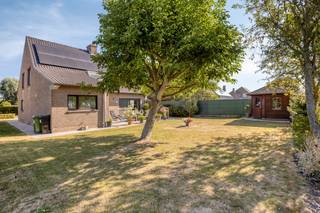 Instapklare woning te koop in de Ammanswallestraat te Oostduinkerke. De woning beschikt over 4 slaapkamers en geniet van mooie vergezichten!<br /><br />Op zoek naar interessante immo te Oostduinkerke? Lees dan zeker verder!<br /><br />INDELING <br />> Eerste verdieping<br />- ruime inkomhal met gastentoilet<br />- lichtrijke leefruimte met parketvloeren en mooi zicht op de tuin en de achterliggende weides<br />- grote aparte keuken<br />- koele berging<br />- wasplaats<br />- garage met sectionale poort<br /><br />> Tweede verdieping<br />- nachthal met apart toilet<br />- 4 slaapkamers<br />- vernieuwde badkamer met inloopdouche<br /><br />De woning geniet van een mooie zuidgerichte tuin met zonneterras, tuinhuis en bovenal van idyllisch zicht op de achterliggende weides!<br /><br />TROEVEN<br />+ Rustige en residentiële ligging te Oostduinkerke-Dorp, op wandelafstand van het centrum en een vlotte verbinding met de E40.<br />+ Mooie vergezichten!<br />+ Incl. 20 zonnepanelen (2017), nieuwe warmtepompboiler (2026) én goedgekeurde elektrische installatie!<br />+ 4 slaapkamers aanwezig<br /><br />Interesse in deze mooie woning te koop? Neem dan zeker contact op met de dossierverantwoordelijke Sarah Velle via 0470 10 52 78 of sarah.velle@dewaele.com.<br /><br />Bestuursmaatregelen in het maatregelenregister: nee