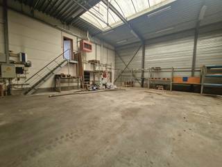 <p>Te huur in het <strong>dynamische industrieterrein van Nivelles Zuid</strong>: een functioneel magazijn van <strong>125 m²</strong>, vergezeld van <strong>35 m² bureauruimte</strong> en een <strong>sanitaire ruimte van 20 m²</strong> met <strong>toilet en douche</strong>.</p>
<p>Dit pand omvat:</p>
<ul>
<li>
<p>Een lichtrijk en gemakkelijk toegankelijk magazijn van 125 m²</p>
</li>
<li>
<p>Twee sectionale poorten voor vlotte laad- en losactiviteiten</p>
</li>
<li>
<p>Een comfortabele kantoorruimte van 35 m² voor administratieve doeleinden</p>
</li>
<li>
<p>Volledig sanitair (douche + toilet), ideaal voor het comfort van het personeel</p>
</li>
</ul>
<p><strong>Vaste lasten van €100/maand</strong>, inclusief gas, elektriciteit en water.</p>
<p>Gelegen in een <strong>gegeerd industrieel gebied</strong>, vlakbij de grote verkeersaders (E19 – N25), ideaal voor ambachtelijke, logistieke of opslagactiviteiten.<br /><strong>Onmiddellijk beschikbaar – aantrekkelijke huurvoorwaarden.</strong><br />Neem contact met ons op voor een bezoek en ontdek het potentieel van deze ruimte.</p>