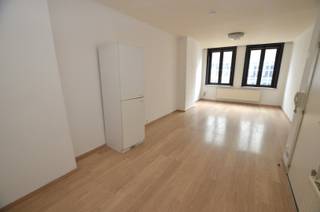 Indeling:Inkomhall, woonkamer, keuken, 1 slaapkamer + dressing, badkamer met douche en toilet. GEEN LIFT. Individuele centrale verwarming op aardgas...