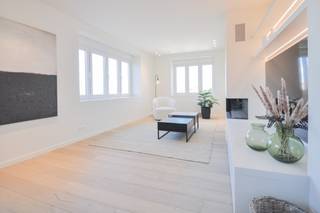 Rustig gelegen volledig gerenoveerd appartement met een prachtig zicht over het Zegemeer. Inkom: Inkom met gastentoilet en vestiaire. Ruime...