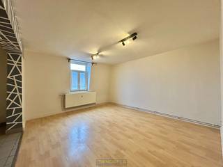 Dit INSTAPKLAAR APPARTEMENT is GUNSTIG GELEGEN dichtbij winkelketens, warenhuizen en invalswegen in een KLEINSCHALIG APPARTEMENTSGEBOUW. De...