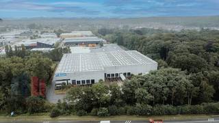 Fenomenaal gelegen loods met een oppervlakte van 8.257 m² en een lichtrijke kantoorruimte van 345 m² te huur. Uitstekend gelegen nabij Leuven op...