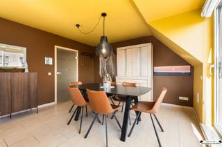<p>Dans la Koerslaan à Bredene, vous trouverez ce duplex prêt à l'emploi en parfait état, situé à seulement 800 mètres de la plage. Grâce à sa situation et à son confort, cet appartement est idéal comme résidence secondaire, mais aussi comme résidence permanente.</p><p>Vous accédez au premier étage par l'ascenseur. Vous entrez dans le hall d'entrée avec les toilettes pour invités, puis vous pénétrez dans l'espace de vie lumineux. Il s'agit d'un appartement d'angle avec une orientation sud-est, ce qui garantit beaucoup de lumière naturelle. Le salon et la salle à manger spacieux sont reliés au balcon et à la cuisine ouverte, qui est entièrement équipée de tous les conforts.</p><p>En passant par le couloir, vous empruntez l'escalier qui mène à l'étage en duplex. Vous y trouverez deux chambres spacieuses et une salle de bains avec douche, lavabo et toilettes.</p><p>Le garage souterrain est très pratique. Vous disposez également d'un local de rangement privé et d'un local à vélos commun.</p><p>Avec un label EPC D, vous vivrez ici de manière efficace et confortable sur le plan énergétique.</p><p><strong>Atouts clés :</strong></p><ul><li>La plage est accessible à pied (800 m)</li><li>Prêt à emménager et bien entretenu</li><li>Appartement d'angle lumineux avec balcon</li><li>Garage, salle de stockage et abri à vélos inclus</li></ul><p> </p><p>Une opportunité idéale pour ceux qui veulent profiter d'une vie sans soucis sur la côte. N'hésitez pas à nous contacter pour plus d'informations ou pour une visite.</p>