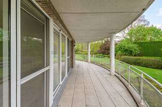 Spacieux appartement au rez-de-chaussée à quelques minutes à pied du centre de Kapellen. L'appartement comprend environ 195 m² de surface habitable ainsi que des terrasses spacieuses (environ 62 m² !) Disposition : Vous entrez dans l'appartement par le hall d'entrée avec vestiaire et toilettes pour invités et une vue sur l'espace de vie. Accès à la salle de séjour lumineuse et spacieuse avec cheminée sur sol en pierre naturelle qui est suffisamment spacieuse pour accueillir une table à manger, un salon et un second coin salon. Depuis le salon, on accède à deux terrasses donnant sur le jardin du parc magnifiquement aménagé. À l'avant, l'appartement dispose d'une terrasse très généreuse. Depuis la cuisine, on accède à une pièce de rangement supplémentaire avec un local technique. Depuis le hall d'entrée, on accède au hall de nuit et, de là, à la chambre d'amis avec salle de bains attenante et à la spacieuse suite parentale avec son propre dressing, sa salle de bains et sa chambre spacieuse. Garages et salle de stockage : Dans le parking souterrain, il y a deux places de parking ; un garage fermé et une place de parking disponible avec une salle de stockage attenante que vous pouvez acheter à un coût supplémentaire de 50 000 euros. Détails : L'appartement est en bon état d'entretien général. Chauffage par plancher chauffant électrique. Plus d'informations auprès de notre bureau : www.rodenburgh.be