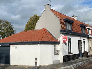 Als je op zoek bent naar een interessante investering in vastgoed, dan vraagt deze rustig gelegen woning zeker uw aandacht! De woning bestaat uit een leefruimte, een badkamer en een ingerichte keuken op het gelijkvloers.  De bovenverdieping bestaat uit één grote ruimte.  De woning beschikt ook over een garage.  Vanaf dag 1 genieten van uw rendement kan... want deze woning is (en blijft) verhuurd!  Vraag vandaag nog uw bezoekmoment aan!