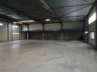 <strong>Entrepôt avec bureaux (700 m²) et parking extérieur, situé dans le centre de Sterrebeek.</strong><br />Garage non autorisé par la commune.<br />Le loyer indiqué est hors TVA.
