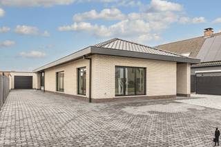 Gerenoveerde bungalow met weids uitzicht en externe garageDeze volledig gerenoveerde bungalow combineert gelijkvloers wonen met hedendaags comfort en...