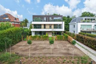 <p>Residentie “Gouwberg” omvat 6 kwalitatieve nieuwbouwappartementen met een ruim zuidgeoriënteerd terras.<br />De combinatie van moderne architectuur, hoogwaardige materialen en hedendaags wooncomfort maken dit project bijzonder aantrekkelijk voor wie comfortabel, energiezuinig en toekomstgericht wil wonen.</p>
<p><strong>APPARTEMENT 2.2 2<sup>DE</sup> VERDIEPING RECHTS<br /></strong><strong>Inkomhal</strong> op tegel met gastentoilet en handenwasser.<br /><strong>Woonkamer</strong> op tegel met open keuken en toegang tot het zonnige <strong>terras</strong>.<br /><strong>Keuken</strong> op tegel voorzien van een inductiekookplaat, ingebouwde koelkast, diepvriezer, vaatwasser, combi-oven, dampkap en spoelbak.<br /><strong>Berging/technische ruimte </strong>op tegel.<br /><strong>2 </strong>ruime<strong> slaapkamers</strong> op tegel.<br /><strong>Badkamer</strong> met inloopdouche, dubbel lavabomeubel, spiegelkasten en aansluiting voor wasmachine en droogkast.<br />Gezellig deels <strong>overdekt</strong> <strong>terras</strong>.</p>
<p>Alle appartementen hebben toegang tot de <strong>gemeenschappelijke tuin</strong> en <strong>fietsenberging</strong>.</p>
<p><strong>Verplicht bij aan te kopen van een autostaanplaats en ondergrondse kelderberging.</strong></p>
<p><strong>BIJZONDERHEDEN<br /></strong>Lift, schrijnwerk aluminium “Reynaers”, videofoon, individuele vloerverwarming via warmtepomp, zonnepanelen.</p>
<p><strong>POSITIEVE ASPECTEN<br /></strong>EPC-label “A”<br />Zéér goede bereikbaarheid<br />Ruim terras & slaapkamers<br />Ideale opbrengsteigendom<br />Fraai uitzicht op aangelegde tuin<br />Gelegen vóór het dorp van Schilde<br />Volledig afgewerkte appartementen<br />Mogelijkheid tot aankoop aan 6% btw</p>
<p><strong>PRIJZEN<br /></strong>Grondaandeel: € 101.475, -<br />Registratierechten (12%): € 12.177, -<br />Constructieaandeel: € 267.525, -<br />BTW (6%): € 16.052, -<br />_________________________________________</p>
<p><strong>TOTAALPRIJS: € 397.229, -</strong></p>
<p><strong>OF</strong></p>
<p>Grondaandeel: € 101.475, -</p>
<p>Registratierechten (12%): € 12.177, -</p>
<p>Constructieaandeel: € 267.525, -</p>
<p>BTW (6%): € 56.180, -</p>
<p>_________________________________________</p>
<p><strong>TOTAALPRIJS: € 437.357, -</strong></p>
<p><strong>6% BTW MOGELIJK INDIEN:</strong></p>
<ul>
<li>de woonruimte minder dan 200 m² bedraagt.</li>
<li>u er minstens 5 opeenvolgende jaren blijft wonen.</li>
<li>het uw enige en eigen privéwoning betreft of verhuur voor minstens 15 jaar een privépersoon of vennootschap.</li>
<li>uw eigen woning binnen de 2 jaar na de aankoopakte verkocht wordt.</li>
</ul>
<p>(*) Prijzen exclusief notariskosten en aansluitingskosten nutsvoorzieningen.<br />(*) Prijzen exclusief aandeel in de kosten voor de basisakte.<br />(*) Prijzen exclusief inbouwkasten, dressingkasten en vestiairekast.</p>