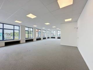 Office of approximately 273 m² for rent in the Ring Business Park office complex in Kuurne. Located in the vicinity of various access roads and the R8. In addition, there are plenty of parking options near the office building.<br /><br />Specifications:<br />- Natural gas central heating<br />- Acoustic ceilings with built-in light fixtures<br />- Floor channels for cabling<br /><br />The location is bustling with activity. The Ringlaan-Brugsesteenweg intersection is also an important access road to the center of Kortrijk. There are numerous bus stops in the immediate vicinity.<br /><br />Are you looking for an office in Kortrijk? Don't hesitate to contact us on 056 21 11 11.