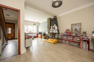 <p>Bent u op zoek naar een woning met veel opslagruimte, een praktische werkplaats of een combinatie van beide? Dan is deze woning met garage en aansluitend magazijn precies wat u zoekt.</p>
<p><strong>GELIJKVLOERS<br /></strong>Inkomhal 8m² op tegel.<br />Ruime woonkamer 35m² op laminaat met 2,9m hoge plafonds.<br />Keuken 11m² op tegel met keramische kookplaat, vaatwasser, oven, dubbele spoelbak en ontbijthoek.<br />Wasplaats 13m² op tegel met aansluiting voor wasmachine en droogkast.<br />De garage van 25m² beschikt over hoge plafonds, wat zorgt voor een ruimte gevoel en extra mogelijkheden voor stockage, hobby -of werkruimte.<br />Aansluitend bevindt zich een werkplaats van 41m², ideaal voor zelfstandigen of autoliefhebbers.</p>
<p>Kelder 20m² met toegang tot de kruipruimte.</p>
<p>Zonnige tuin van ca. 620m² met tuinberging.</p>
<p>1STE VERDIEPING<br />Overloop 10m² op laminaat met vaste trap naar de 2<sup>de</sup> verdieping.<br />Hoofdslaapkamer 16m² op laminaat met ingemaakte kasten.<br />Badkamer 12m² op tegel met ligbad, douche, dubbel lavabomeubel en toilet.<br />2de slaapkamer 15m² op laminaat.<br />3de slaapkamer 14m² op laminaat.</p>
<p>2DE VERDIEPING<br />De 2<sup>de</sup> verdieping op beton van ongeveer 70m² biedt tal van mogelijkheden en kan volledig naar eigen wens worden ingericht en opgedeeld worden in verschillende kamers.</p>
<p>BIJZONDERHEDEN<br />Deze woning valt onder de renovatieplicht. Binnen de 6 jaar na aankoop dient deze energetisch gerenoveerd te worden naar minstens een EPC score D.<br />De vermelde “bewoonbare oppervlakte” is gebaseerd op de “bruikbare vloeroppervlakte” zoals vermeld in het EPC.<br />Regenwaterput, plintverwarming, dubbele beglazing, houten schrijnwerk, pvc rolluiken.</p>
<p>POSITIEVE PUNTEN<br />Zonnige tuin<br />Hoge plafonds<br />Ideaal wonen/werken<br />Ruime garage met werkplaats<br />Veelzijdige 2<sup>de</sup> verdieping met tal van mogelijkheden.</p>