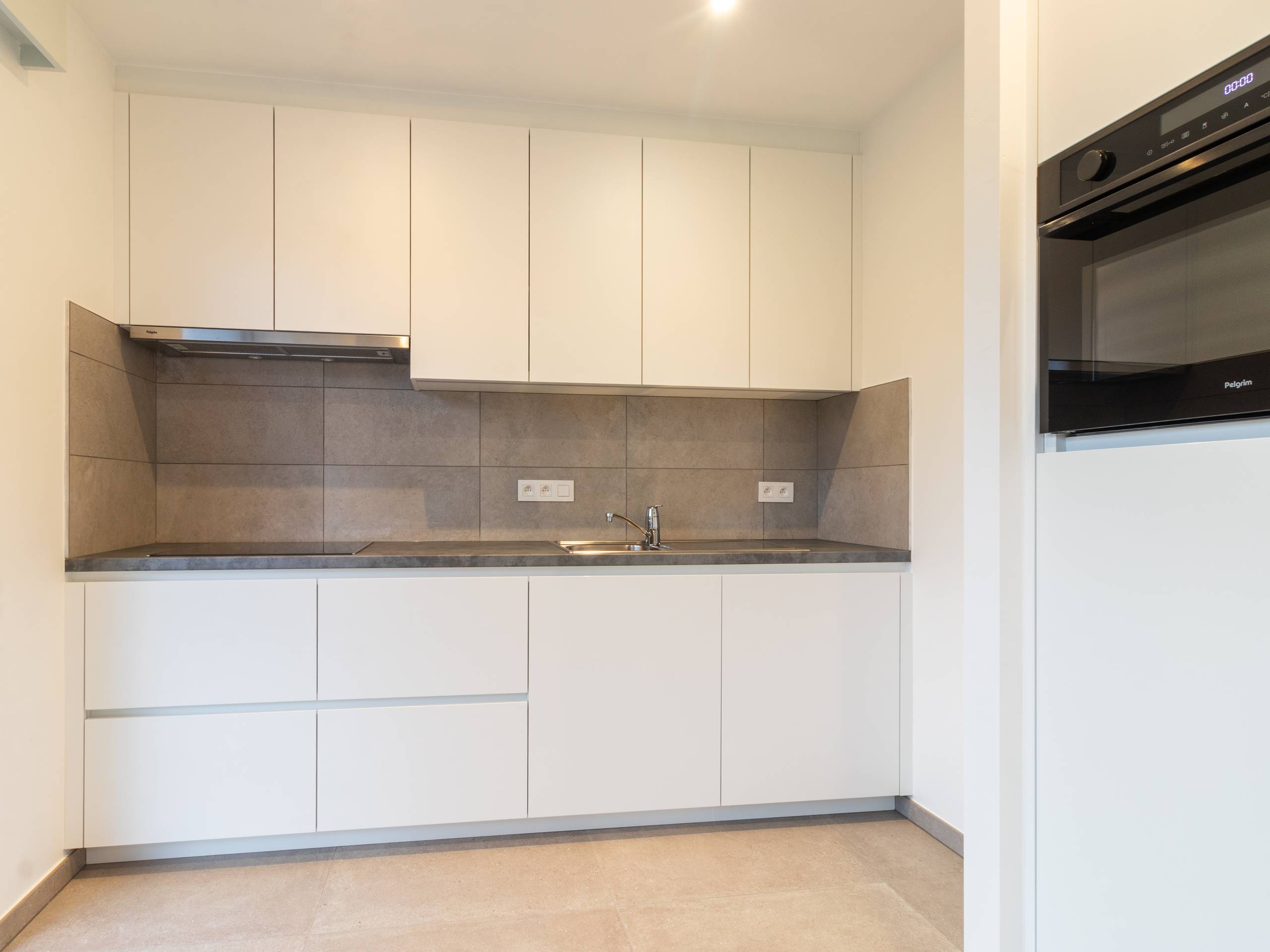 Volledig gerenoveerd appartement met autostaanplaats! - foto 5