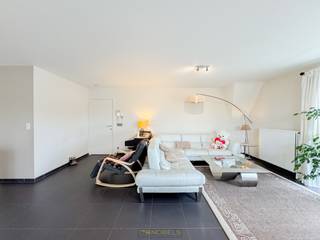 MODERN EN GOED ONDERHOUDEN APPARTEMENT met een bewoonbare oppervlakte van ca. 112m². Het appartement bevindt zich op de 2de verdieping van een RUSTIGE RESIDENTIE en is GUNSTIG GELEGEN op WANDELAFSTAND van het CENTRUM van WAREGEM. Dankzij het EPC-label A geniet u hier van ENERGIEZUINIG WONEN in combinatie met een PRAKTISCHE INDELING. De combinatie van LICHT, RUIMTE en een KWALITATIEVE AFWERKING zorgen voor een OPTIMAAL WOONCOMFORT. Dit appartement is niet enkel ideaal als eigen woonst, maar ook als OPBRENGSTEIGENDOM. Daarnaast bestaat de MOGELIJKHEID tot aankoop van 2 ONDERGRONDSE AUTOSTAANPLAATSEN en een APARTE KELDERBERGING. ​​​​​De ligging is een ABSOLUTE TROEF: op WANDELAFSTAND van winkels, horeca, scholen, openbaar vervoer en het park.<br />De inkomhal biedt toegang tot een afzonderlijk gastentoilet, 2 volwaardige slaapkamers, een badkamer, een berging en de lichtrijke leefruimte. Deze laatste omvat een gezellige woonkamer met toegang tot twee balkons en een open keuken.<br /><br />Adres: Albert Saverysstraat 2 - 8790 Waregem<br /><br />EPC: 85kWh/m², G-score en P-score C, Geen renovatieverplichting van toepassing
