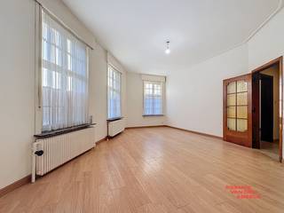 Dit gezellig gelijkvloersappartement is gelegen in het Sint-Annakwartier. Vanuit de inkom hebben we toegang tot alle ruimtes. De woonkamer is zeer lichtrijk dankzij de hoge raampartijen. De naastgelegen keuken beschikt over een gaskookplaat, oven, dampkap, aansluiting voor wasmachine en bergruimte. Verder vindt u de 2 slaapkamers, waarvan 1 uitgeeft op de stadskoer. De badkamer is voorzien van een douche, toilet en lavabo. Voor extra bergruimte is er nog een individuele kelder inbegrepen in de huurprijs. Kosten: € 20,00 provisie A.O. + € 30,00 provisie waterverbruik.