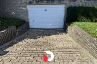 Een genummerde autostaanplaats in een afgesloten garagecomplex.<br />Staanplaats is te bereiken via een automatische poort. De ingang van het garagecomplex bevindt zich in de Lauwerstraat.<br /><br />Huurprijs €85 per maand excl. BTW