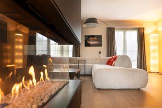 Charmante jaren 70 villa in Franse stijl. Recent werden leefruimte en keuken alsook de badkamers gerenoveerd. Het resultaat is een harmonieuze mix van klassieke elegantie en hedendaags comfort.<br /><br />Inkomhal met gastentoilet. Een ruim salon met sfeervolle gashaard. Grote leefkeuken met alle gebruikelijke toestellen en eet eiland. Mooi uitzicht op de tuin en ruim terras om buiten te eten. Verder nog een lichte veranda die je in contact brengt met de tuin, een heerlijke plek om te genieten. Ruime bureau, als aparte kamer, ideaal voor thuiswerk of rustige hobbykamer.<br /><br />De villa beschikt over 4 slaapkamers waarvan master bedroom met dressing. Twee badkamers. En een zolder ruimte als ruimte voor tieners, speelkamer of fitness ruimte.<br /><br />Afgesloten garage.<br /><br />Ruime tuin en voortuin.