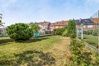 <p>Immo Pické biedt U deze rustig en goed gelegen te renoveren woning aan, in de onmiddellijke omgeving van winkels, scholen, openbaar vervoer en belangrijke verbindingswegen. Deze woning bestaat op het gelijkvloers uit een inkomhal met apart gastentoilet, een berging, een wasplaats en een garage. Op de eerste verdieping vinden we een woonkamer met eetplaats, een aangrenzende keuken, een nachthal en een bureau. Op de tweede verdieping vinden we een nachthal met 2 grote slaapkamers (15 m² en 14 m²), een badkamer en een bureau. Via een reeds aanwezige vaste trap bereiken we de zolderverdieping, waar nog twee slaapkamers ( 13m² en 18m²) aanwezig zijn samen met een nachthal. Bovendien beschikt de woning over een autostaanplaats voor de woning en een tuin achter de woning.</p>
