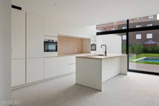 <p><span>Welkom in deze uitzonderlijke woning in het hartje van Herentals, waar authentieke charme en hedendaags wooncomfort elkaar perfect ontmoeten. Deze volledig gerenoveerde en energiezuinige stadswoning biedt een unieke combinatie van luxe, ruimte en karakter, gelegen in een rustige straat op wandelafstand van alle voorzieningen. </span></p><p><span>Oorspronkelijk daterend uit 1875, werd de woning met veel respect voor haar authentieke elementen en met oog voor detail gerenoveerd. De prachtige combinatie van historische accenten en hoogwaardige materialen zorgt voor een warme, exclusieve uitstraling.</span></p><h4><span>Het gelijkvloers</span></h4><p><span>Via de elegante inkomhal met gerestaureerde sierlijsten en gastentoilet betreedt u de sfeervolle leefruimte. Maatwerkmeubilair, marmeren accenten, designkranen en een prachtige visgraatparketvloer creëren hier een tijdloze en luxueuze sfeer. De leefruimte loopt naadloos over in de lichtrijke open keuken en eetkamer, waar grote schuiframen en een automatische dakkoepel zorgen voor een overvloed aan natuurlijk licht en een prachtig zicht op de tuin.</span></p><p><span>Aansluitend bevindt zich een praktische technische berging met aansluitingen voor wasmachine en droogkast, evenals toegang tot de kelder, ideaal als extra opslagruimte of wijnkelder.</span></p><h4><span>De eerste verdieping</span></h4><h4><span>Hier bevinden zich twee ruime slaapkamers op parketvloer. Verder is er nog een stijlvolle badkamer in mortex, voorzien van een dubbele lavabo, ligbad en inloopdouche. Daarnaast is er een afzonderlijk toilet.</span></h4><h4><span>De tweede verdieping</span></h4><p><span>De tweede verdieping is volledig ingericht als master suite en omvat een royale slaapkamer met een eigen ensuite badkamer, uitgerust met een dubbele lavabo en een elegante douche-in-badcombinatie.</span></p><h4><span>De buitenruimtes</span></h4><p><span>Buiten geniet u van een prachtig aangelegde, zuidwestgerichte tuin die volledige privacy en rust biedt. Het verwarmde zwembad, uitgerust met een warmtepomp en automatische solarafdekking, vormt samen met het zonnige terras de perfecte setting voor ontspannen zomerdagen en gezellige avonden. Een bijgebouw met technische ruimte en mezzanine vervolledigt het geheel.</span></p><p><span>Deze instapklare woning is een zeldzame opportuniteit op de Herentalse vastgoedmarkt. Een unieke combinatie van historische grandeur, moderne luxe en energiezuinig wonen, ideaal voor wie op zoek is naar een woning met uitstraling en comfort. Maak jij van dit huis jouw nieuwe thuis, neem dan zeker contact met ons op voor een bezoek ter plaatse. </span></p><p><span> </span></p>