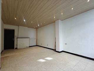 Bij het betreden van de woning kom je in de voorplaats, die perfect kan dienen als ontvangst- of polyvalente ruimte. Aansluitend bevindt zich...