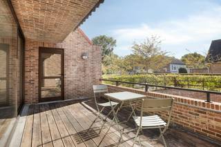 In de Zeelaan te Koksijde vinden we ruim appartement (164 m²) met zongericht terras (15 m²) en grote tuin (170 m²) te koop. Het appartement is zeer rustig gelegen doch op wandelafstand van het centrum. Het appartement bevat maar liefst 5 slaapkamers. Mogelijkheid tot het aankopen van een ruime kelderberging en garagebox in hetzelfde gebouw. Het appartement is mits bestemmingswijziging ook ideaal om een kantoor of praktijk in op te richten. Zoek je immo in Koksijde? Lees dan zeker verder.<br /><br />INDELING:<br />> Gelijkvloerse verdieping:<br />- inkomhal met vestiaireruimte;<br />- ruime living (45 m²) met aanpalend zuid-west gerichte terras van 15 m²; <br />- keuken voorzien van dubbele spoelbak, keramische kookplaat, dampkap, oven, koelkast en vaatwasmachine;<br />- berging met aansluiting voor wasmachine;<br />- 5 slaapkamers met diverse groottes;<br />- badkamer met douche-bad en dubbele lavabo met wasmeubel;<br />- apart toilet.<br /><br />Bij het appartement is tevens een ruime tuin van 170 m² aanwezig.<br />Langs de Middenlaan heeft het appartement een praktische privé-ingang.<br />Het appartement is mits bestemmingswijziging ook ideaal om een kantoor of praktijk in op te richten.<br /><br />> Kelderverdieping:<br />- mogelijkheid tot het aankopen van een kelderberging en garagebox;<br />- gemeenschappelijke fietsenberging.<br /><br />ALGEMEEN:<br />- gunstig EPC C (292 kWh/(m² jaar))<br />- conforme elektrische keuring<br />- centrale verwarming op gas, condenserende ketel<br /><br />Aarzel zeker niet contact op te nemen met ons kantoor Dewaele Koksijde: 058 330 600.