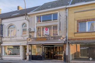 Ontdek deze eigendom tijdens de Power-Sale op dinsdag 26/05 tussen 16u30 -17u30, op afspraak!Op zelfde moment kan u een eenmalig maximaal bod uitbrengen.Ontdek dit unieke huis met bakkerij te koop in Brakel, ideaal voor wie werken en wonen wil combineren of zoekt naar een interessant vastgoed-investeringspand op een absolute A-locatie. Het pand ligt in de bruisende winkelstraat van Brakel, op wandelafstand van het centrum, scholen en openbaar vervoer. Dankzij de commerciële zichtbaarheid en het potentieel van zowel de woning als de bakkerij vormt dit een zeldzame kans voor ondernemers of investeerders die willen kopen in Brakel.INDELING:*GELIJKVLOERS:-commerciële ruimte ingericht als bakkerij;-ruime atelier (diverse mogelijkheden);-gezellige woonkamer, keuken en douche;-zonnig terras;-diepe tuin;*EERSTE VERDIEPING:-2 grote slaapkamers;*TWEEDE VERDIEPING:-2 grote slaapkamers;-badkamer.TROEVEN:-topcommerciële ligging in de winkelstraat;-ruime atelier en goed georganiseerde werkruimtes;-volledig woonhuis: 4 slaapkamersterras en tuin;-ideaal voor ondernemers of investeerders die vastgoed willen kopen.Renovatieverplichting v. toep. (uitz: bij sloop binnen 5 jaar na aankoop). (Zie: https://www.vlaanderen.be/een-woning-kopen/renovatieverplichting-voor-residentiele-gebouwen.Deze AI-visualisaties zijn bedoeld als inspiratie. Er werd geen rekening gehouden met technische specificaties, stedenbouwkundige voorschriften of concrete mogelijkheden tot realisatie.EPC: 542 kWh/m²EPC: 542.0 kWh/m²De eigendom wordt aangeboden via de Power-sale formule. Op 26/05/2026 tussen 16:30 en 17:30 kan u het eigendom op afspraak komen bezichtigen en een bod uitbrengen. De vermelde prijs is een instelprijs. Voor meer info, gelieve contact op te nemen met de dossierverantwoordelijke.Bestuursmaatregelen in het maatregelenregister: nee