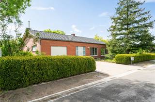 <p><span>Deze zeer goed onderhouden, gelijkvloerse woning bevindt zich op het uiteinde van een doodlopende straat in de Olmenlaan te Bonheiden, op wandelafstand van het centrum. Dankzij de uitstekende staat van onderhoud en de praktische indeling is deze woning volledig instapklaar en bovendien vrij van renovatieplicht.</span></p><p><span>De woning omvat een inkomhal, een ruime en lichtrijke leefruimte, een vernieuwde keuken en een aangename veranda met zicht op de tuin. Verder beschikt de woning over twee slaapkamers en een verzorgde badkamer uitgerust met een moderne inloopdouche. De inpandige garage zorgt voor extra comfort en bergruimte.</span></p><p><span>Buiten geniet u van een onderhoudsvriendelijke tuin waar het heerlijk rustig vertoeven is.</span></p><p><span>Een ideale woning voor wie comfortabel en zorgeloos gelijkvloers wil wonen op een rustige, doch centrale locatie.</span></p>