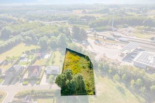 Een unieke kans op Cannaerthof te Marke! <br />Residentieel, perfect gelegen grond van 2098m² te koop. <br /><br />Deze grond biedt u de mogelijkheid om een woning naar eigen wens en smaak te realiseren in een residentiële omgeving. <br />Laat uw verbeelding de vrije loop en creëer uw ideale thuis op dit mooie perceel.<br /><br />De vlotte bereikbaarheid, de ideale oppervlakte en de aangename breedte-diepte zijn slechts enkele van de vele troeven!<br /><br />Contacteer Sarah Hanson - 0493 25 46 80 - sarah.hanson@dewaele.com - voor meer informatie omtrent de bouwmogelijkheden. <br /><br />Bestuursmaatregelen in het maatregelenregister: nee