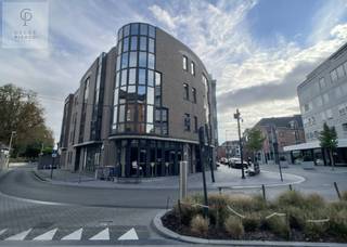 Via de gemeenschappelijke trappenhal of lift begeven we ons naar de eerste verdieping van Residentie “Sint-Anneke”.De centrale inkomhal geeft...