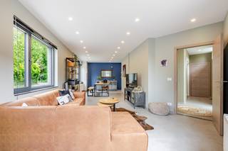 <p><span>Instapklare woning met 3 ruime slaapkamers!</span></p><p><span>Deze woning is gelegen in de dorpskern en toch in het groen; vlakbij handel, scholen en verbindingswegen.</span></p><p><span>De troeven van deze woning zijn absoluut de locatie, de perfecte staat en de aanwezigheid van een tuintje en garage!</span></p><p><span>Op het gelijkvloers bevinden zich de inkomhal, apart toilet, ruime en lichtrijke woonkamer met aansluitend de volledig ingerichte keuken, met aansluiting naar de zonnige tuin.</span></p><p><span>Op de eerste verdieping bevinden zich 3 ruime slaapkamers en een prachtige ingerichte badkamer met dubbele wastafel, inloopdouche en ligbad.</span></p><p><span>Er is centrale verwarming op aardgas, er zijn zonnepanelen aanwezig. En verder is er nog een kelder en een garage.</span></p><p><span>Elke ruimte is ontzettend lichtrijk en door de perfect indeling ook groot! Op zoek naar een instapklare woning, in fantastisch goede staat, perfect onderhouden, met ruimte en licht en een tuintje, waar u heerlijk kunt genieten van de zon? Dan is deze woning zeker iets voor u! Neem contact op om uw bezoek te plannen!</span></p><p><span>EPC 140, uc 2300713; Si in aanvraag; P-score A, G-score A; </span><span>Bestuursmaatregelen in het maatregelenregister: nee.</span></p><p><span> </span></p>