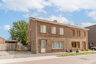 <h3><span>Gezinswoning met 3 slaapkamers, garage en rustige ligging nabij het centrum</span></h3>
<p><span>Deze verzorgde gezinswoning uit 1969 combineert een rustige woonomgeving met een praktische ligging op korte afstand van het centrum, scholen en dagelijkse voorzieningen. Met een bewoonbare oppervlakte van 120 m², drie slaapkamers, een eigen oprit, garage en een aangename buitenruimte vormt dit een woning waar comfort en functionaliteit mooi samenkomen. De straat werd recent heraangelegd, wat bijdraagt aan een verzorgde en aangename woonomgeving.</span></p>
<h4><span>Indeling</span></h4>
<p><span>Via de inkomhal komt u terecht in de ruime en lichtrijke leefruimte. Dankzij de grote raampartijen geniet deze ruimte van een aangename natuurlijke lichtinval. De leefruimte laat zich vlot indelen met een comfortabele zithoek en een gezellige eetplaats.</span></p>
<p><span>Aansluitend bevindt zich de hedendaagse en volledig uitgeruste keuken. Deze ruimte combineert gebruiksgemak met voldoende werk- en bergruimte, waardoor koken en samenzijn centraal staan in het dagelijkse leven.</span></p>
<p><span>Verder beschikt de woning over een praktische kelder die extra opslagmogelijkheden voorziet.</span></p>
<p><span>Op de verdieping bevinden zich drie volwaardige slaapkamers en een verzorgde badkamer. De kamers zijn veelzijdig inzetbaar als slaapkamer, kinderkamer, hobbyruimte of thuiswerkplek.</span></p>
<h4><span>Wooncomfort</span></h4>
<p><span>De woning werd doorheen de jaren goed onderhouden en straalt een verzorgde indruk uit. De logische indeling, aangename leefruimtes en praktische voorzieningen maken dit een comfortabele gezinswoning voor zowel jonge gezinnen als koppels die extra ruimte wensen.</span></p>
<h4><span>Buitenleven</span></h4>
<p><span>Buiten geniet u van een onderhoudsvriendelijk perceel van 266 m². De eigen oprit zorgt voor extra parkeergelegenheid. Achteraan bevindt zich een afzonderlijke garage en een overkapping die het hele jaar door extra gebruiksruimte creëert. Een ideale plek om buiten te ontspannen, te genieten van een maaltijd of praktische opslag te voorzien.</span></p>
<h4><span>Technische troeven</span></h4>
<ul>
<li><span>EPC-label C</span></li>
<li><span>Conforme elektrische installatie</span></li>
<li><span>Goed onderhouden woning</span></li>
<li><span>Praktische kelder</span></li>
<li><span>Eigen oprit en garage</span></li>
</ul>
<h4><span>Ligging</span></h4>
<p><span>De woning bevindt zich in een rustige straat die recent werd vernieuwd. Scholen, winkels, openbaar vervoer en het centrum bevinden zich op korte afstand. Hierdoor combineert deze locatie een aangename woonrust met een vlotte bereikbaarheid.</span></p>
<h4><span>Interesse?</span></h4>
<p><span>Bent u op zoek naar een verzorgde gezinswoning met drie slaapkamers, garage en een rustige ligging dichtbij alle voorzieningen? Neem contact op met Domestic makelaars 014 61 03 86 voor meer informatie of plan een bezoek ter plaatse.</span></p>