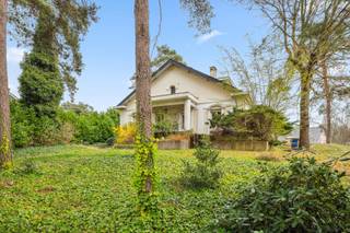 Dit charmante landhuis, gelegen op een ruim en groen perceel van 2428 vierkant meter, is de ideale plek om tot rust te komen en te ontspannen.Het...