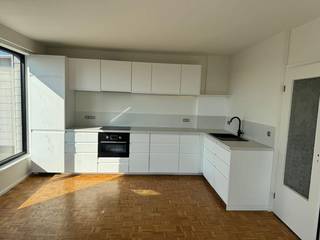 Zonnig dakappartement (84 m²) met ruim zuidgericht terras (43 m²) en panoramisch uitzicht.<br /><br />Het appartement beschikt over 2 volwaardige slaapkamers en 2 badkamers en werd volledig gerenoveerd.<br /><br />Slaapkamer 1 (14m2) heeft een en-suitebadkamer met inloopdouche, toilet en lavabo. Slaapkamer 2 (11m2) beschikt over een aparte badkamer met inloopdouche, toilet en lavabo.<br /><br />De open keuken is uitgerust met een grote koelkast met diepvriezer, combi-oven, inductiekookplaat, vaatwasser en was-droogmachine.<br /><br />De ruime leefruimte met grote raampartijen zorgt voor veel lichtinval en is afgewerkt met parketvloer, open haard en airconditioning.<br /><br />Superisolerende ramen. Eigen verwarmingsketel. Fietsenberging aanwezig in het gebouw.<br /><br />Momenteel krijgt het appartement nog zijn finishing touch. Beschikbaar vanaf april.<br /><br />Huur bedraagt €1195 per maand. <br />Algemene kosten zijn €125 per maand. Dit inclusief waterverbruik.