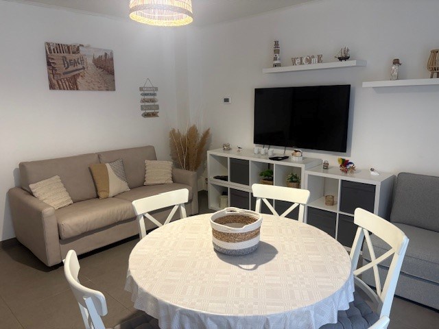 Gemeubelde studio op gelijkvloers met terrasje, vlak aan park en zee - foto 4