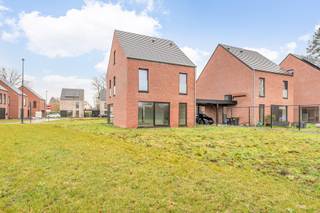 Matexi bouwt aan de gloednieuwe woonbuurt 'Scharent' met 14 open nieuwbouwwoningen langsheen een buurttuin. Elke woning beschikt over 3 slaapkamers en een eigen tuin. Zo heb jij alle (groene) ruimte om te genieten van het leven. <br /><br /><strong>Lot 04 </strong>is een ruime, vrijstaande woning in een rode gevelsteen. De woning is incl. carport.<br /><br />De ruime woningen beschikken over voldoende opbergruimtes om gerief in kwijt te geraken. Daarnaast wordt er ruimte voor een bureau voorzien. Ideaal voor wie af en toe eens telewerkt! Nood aan een extra atelierruimte, slaapkamer of iets anders? In de optioneel inrichtbare zolder worden je dromen werkelijkheid. Interesse? Neem snel contact op voor alle gedetailleerde info.