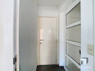 <p><span>Instapklaar 1-slaapkamerappartement met carport in het centrum van Schaffen </span></p><p><span>Bent u op zoek naar een compact, instapklaar appartement op een centrale ligging? </span></p><p><span>Of zoekt u een interessante investering met beperkt onderhoud en lage gemeenschappelijke kosten? </span></p><p><span>Dan is dit 1-slaapkamerappartement in het centrum van Schaffen absoluut het ontdekken waard.</span></p><p><span>Centrale ligging nabij Diest </span></p><p><span>Het appartement is gelegen in het hart van Schaffen, waar u dagelijkse voorzieningen zoals een bakker, school en supermarkt vlakbij vindt. </span></p><p><span>Ook Diest-stad en het station van Diest zijn vlot bereikbaar: met de fiets staat u in ongeveer 9 minuten aan het station, met de wagen zelfs in circa 5 minuten. </span></p><p><span>Dankzij deze praktische ligging geniet u van een goede verbinding met de omliggende gemeenten én van alle comfort in de directe buurt.</span></p><p><span>Praktische indeling </span></p><p><span>Het appartement bevindt zich op de eerste verdieping en is bereikbaar via de trap. Bij het binnenkomen komt u terecht in de inkomhal, met toegang tot het aparte toilet en de leefruimte.</span></p><p><span>De leefruimte vormt een aangenaam geheel met de eetplaats en open keuken. De keuken is uitgerust met de nodige toestellen. Vanuit de leefruimte bereikt u de aparte slaapkamer.</span></p><p><span>De badkamer beschikt over een douchecabine, lavabomeubel en aansluiting voor wasmachine. Daarnaast is er een praktische berging met elektrische warmwaterboiler.</span></p><p><span>Achteraan het gebouw beschikt u over een eigen carport. Er is geen privatief terras, maar wel een gemeenschappelijke tuin die door de bewoners gebruikt kan worden.</span></p><p><span>Instapklaar en interessant geprijsd </span></p><p><span>Dit appartement is compact, verzorgd en volledig instapklaar. Het is voorzien van dubbele beglazing, elektrische verwarming en conforme elektriciteit, goedgekeurd tot 2031. </span></p><p><span>Bovendien zijn de gemeenschappelijke kosten zeer beperkt, ongeveer €25 per maand.</span></p><p><span>Dankzij de scherpe prijs, centrale ligging en praktische indeling is dit appartement geschikt voor zowel eigen bewoning als investering. Bent u koper van uw eerste en enige woning en gaat u er zelf wonen? Dan komt u mogelijk in aanmerking voor het verlaagde tarief van 2% registratierechten. Dat kan een mooie besparing betekenen op de aankoopkosten.</span></p><p><span>Troeven op een rij </span></p><p><span>Centrale ligging in Schaffen <br />Vlotte verbinding naar Diest-stad en station <br />Open leefruimte met ingerichte keuken <br />Badkamer met douche, lavabomeubel en wasmachineaansluiting <br />Aparte berging <br />Eigen carport achteraan <br />Gemeenschappelijke tuin <br />Dubbele beglazing <br />Elektriciteit conform tot 2031 <br />Lage gemeenschappelijke kosten <br />Geschikt voor eigen bewoning ( starterseigendom ) én investering </span></p><p><span>Interesse? </span></p><p><span>Kom dit tof appartement zeker ontdekken tijdens een bezoek. </span></p><p><span>Bel Immo Diest voor een afspraak op 013 31 25 22 of mail naar info@immodiest.be<br />Wij laten u dit appartement graag zo snel mogelijk bekijken. </span></p><p><span> </span></p>