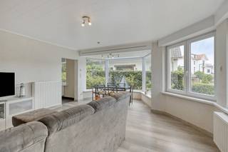 Dit volledig gerenoveerde appartement in de kleinschalige residentie Gimini ligt op een uitstekende locatie in De Panne. Gelegen op korte wandelafstand van zowel het stadscentrum als het strand, en geniet van een vrij uitzicht op het Jeanne d'Arcplein.Met een oppervlakte van 93 m² beschikt dit appartement over twee volwaardige slaapkamers, een kelder en een ruime inpandige garage. Een unieke troef is de zeer ruime tuin en op slechts vijf minuten van het strand. Dit maakt het de ideale plek voor wie de rust van de kust wil combineren met alle comfort en bereikbaarheid.Bent u op zoek naar immo in De Panne? Lees dan zeker verder!INDELING:&gt; Verhoogde gelijkvloerse verdieping:- Grote lichtrijke leefruimte;- Ruime keuken met aansluitende berging en toegang tot de zeer ruime tuin (+-240m²);- Zeer ruime slaapkamer (1);- Slaapkamer (2) met uitkijk op de tuin;- Badkamer met inloopdouche en wastafel;- Apart toilet;- Trap naar kelderverdieping;&gt; Kelderverdieping:- Kelder met aansluitende inpandige garage inbegrepen in de prijs;ALGEMEEN:- Zeer ruime tuin;- Dubbele beglazing, pvc;- Inpandige garage en aansluitende kelder inbegrepen in de prijs.Bent u op zoek naar een instapklaar appartement, ter investering of voor tweede verblijf? Aarzel zeker niet contact op te nemen met ons kantoor Dewaele Koksijde: 058 330 600