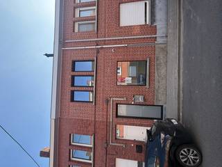 <p>Ruime woning in Menen, gelegen aan de stadsrand met vlotte bereikbaarheid.</p>
<p> </p>
<p>Deze verzorgde woning biedt een praktische indeling en voldoende ruimte voor het hele gezin. Dankzij de vier slaapkamers, lichtrijke leefruimtes en het terras geniet je hier van comfortabel wonen in een aangename omgeving. De ligging aan de stadsrand van Menen combineert een rustige woonomgeving met een goede verbinding naar winkels, scholen en invalswegen. Bovendien beschikt de woning over een gunstig EPC-label B, wat bijdraagt aan een energiezuinig wooncomfort. Een interessante opportuniteit voor wie een huis in Menen wil huren met veel potentieel.</p>
<p> </p>
<p>Belangrijkste ruimtes:<br />• Living met aangename lichtinval en voldoende ruimte voor een zit- en eethoek.<br />• Keuken met praktische indeling en aansluiting op de leefruimte.<br />• 4 slaapkamers geschikt als slaap-, kinder- of hobbykamer.<br />• Badkamer met functionele inrichting.<br />• Berging voor extra stockage en praktische organisatie.<br />• Terras waar je kan genieten van een buitenmoment in alle rust.<br />• Kelder met extra opbergruimte.<br />• 2 aparte toiletten.</p>
<p> </p>
<p>Troeven:<br />• 4 volwaardige slaapkamers.<br />• Energiezuinige woning met EPC-label B.<br />• Gelegen aan de stadsrand van Menen met vlotte bereikbaarheid.</p>
<p> </p>
<p>Neem vandaag nog contact op met je makelaar voor een bezoek.</p>
<p> </p>
<p>JOUW DROOMHUIS. ZO GEVONDEN!</p>